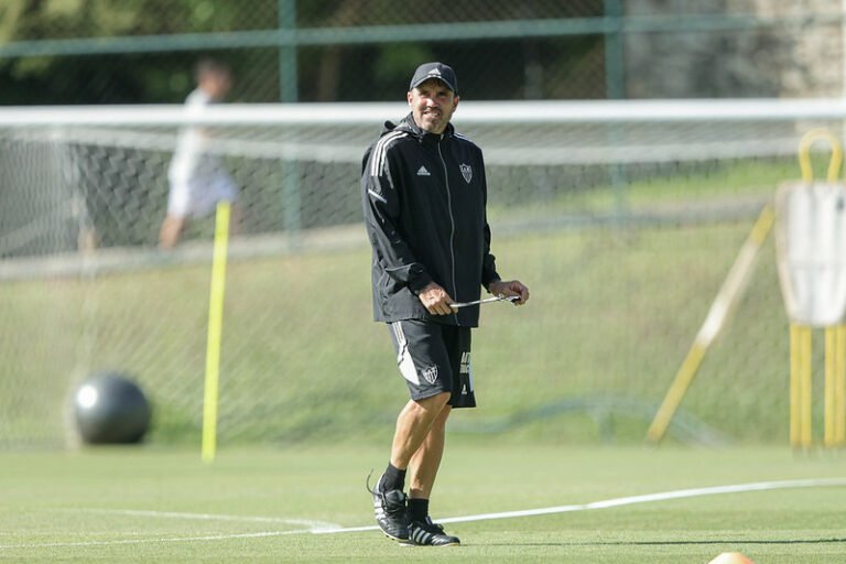 Eduardo Coudet busca primeiro título em solo brasileiro e tricampeonato ‘gringo’ no Atlético