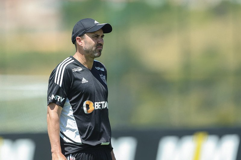 Após saídas, Atlético-MG convive com elenco curto a disposição de Coudet