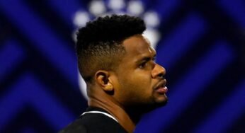 Júnior Santos comemora chegada ao Botafogo em desembarque no Rio de Janeiro