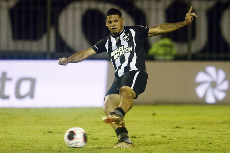 Raí celebra primeiro gol pelo profissional do Botafogo nesta temporada e projeta temporada