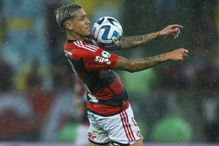 Flamengo poderá receber propostas de três clubes ingleses por Pedro