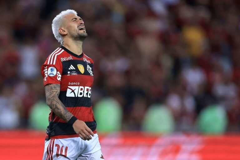 Arrascaeta e Varela são convocados e podem desfalcar o Flamengo em jogos decisivos