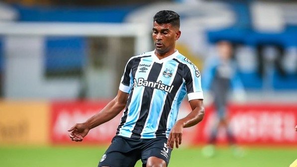 Fluminense negocia a contratação do volante Thiago Santos, do Grêmio
