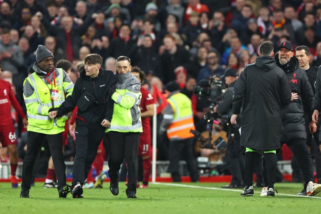 Liverpool vai banir torcedor que invadiu gramado do Anfield no domingo (05)