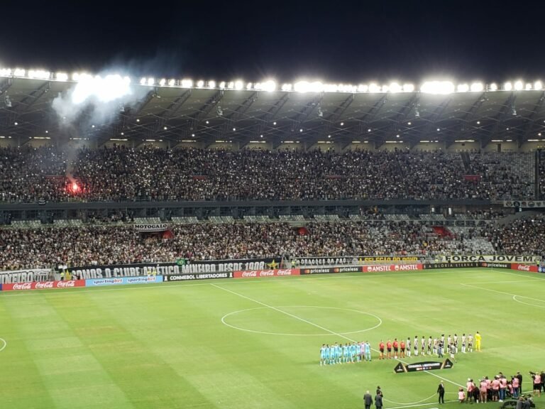 Conmebol multa Atlético-MG por causa de sinalizador em partida da Libertadores