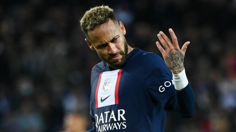 PSG anuncia que Neymar passará por cirurgia e está fora da temporada
