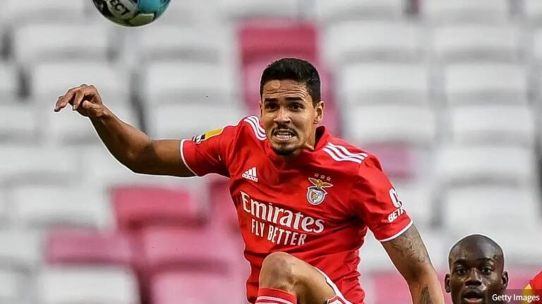 Santos conversa com Benfica para repatriar tenta Lucas Veríssimo por empréstimo ou compra