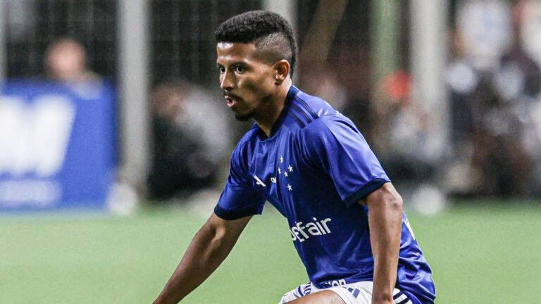 Cruzeiro anuncia saída de lateral-esquerdo