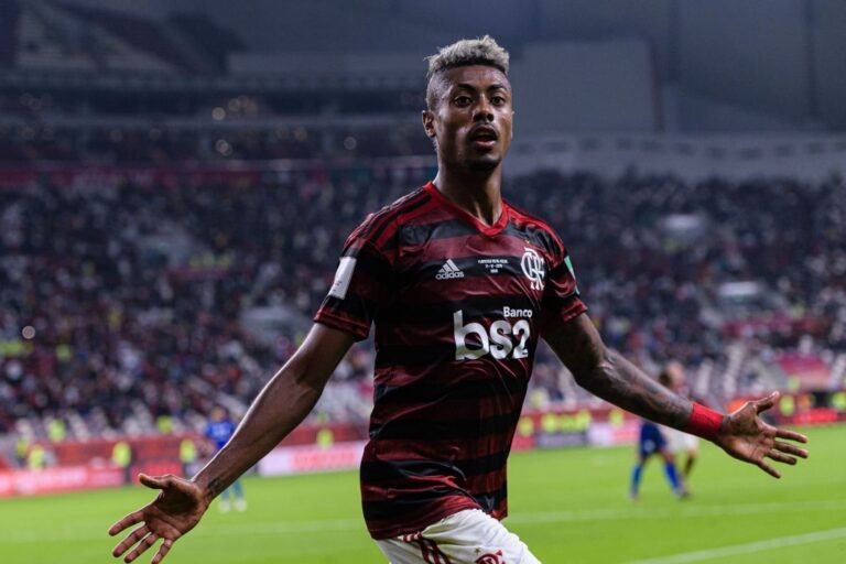 Bruno Henrique recebe alta e volta a treinar com elenco do Flamengo