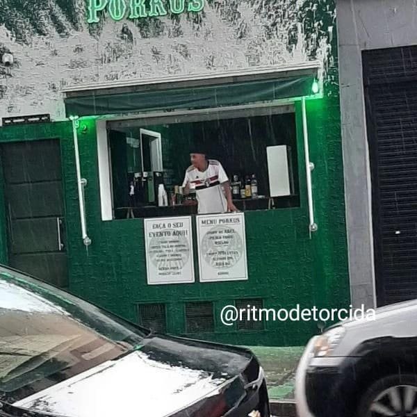 Funcionário vai trabalhar com camisa do São Paulo em bar palmeirense e deve ser demitido