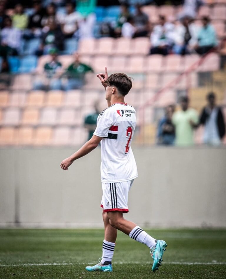 Garoto de 16 anos assina primeiro contrato com o São Paulo com multa de R$ 337 milhões