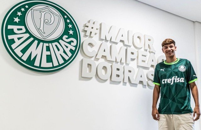 Palmeiras assina contrato profissional com nova promessa da base