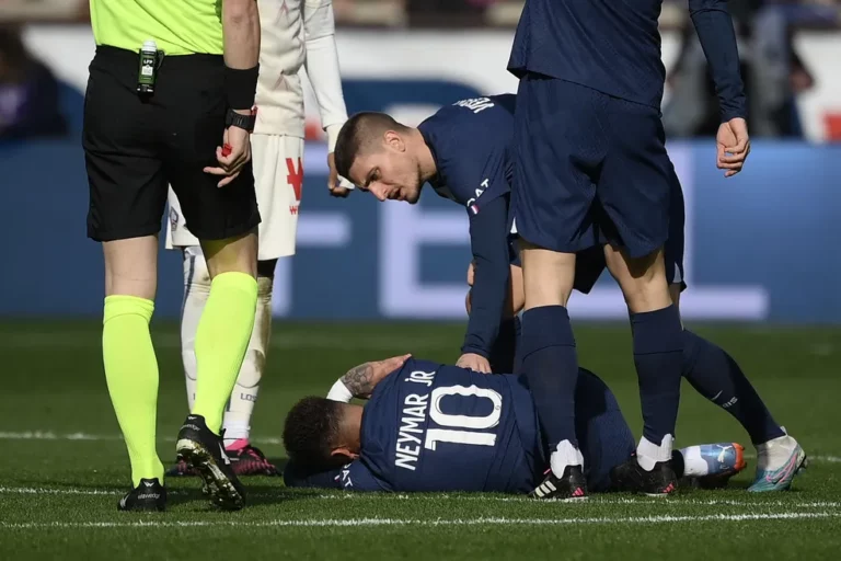 Ídolo do futebol francês comemora lesão de Neymar: “Não consigo mais vê-lo em campo”