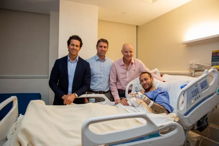 Cirurgia de Neymar é bem-sucedida e PSG publica imagens