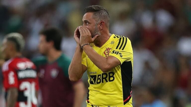 Vítor Pereira pode improvisar jogadores após lesão de Matheuzinho