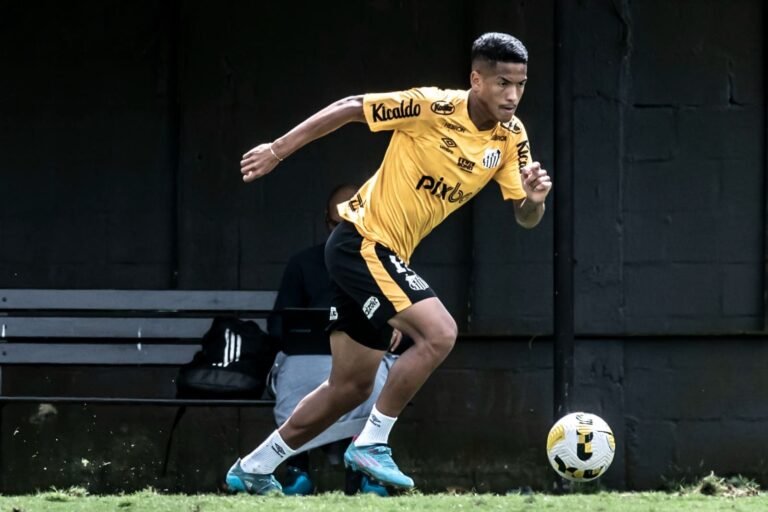 Flamengo oferece aumento salarial para Ângelo e prepara oferta ao Santos