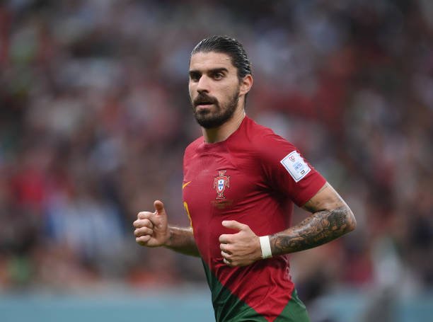 Manchester United negocia contratação de volante português