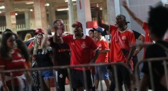 Após eliminação no Campeonato Gaúcho, torcedores do Inter protestam