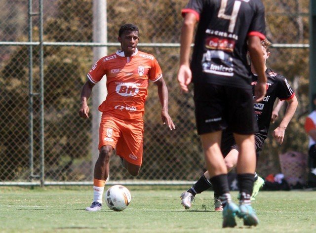 Corinthians contrata novo lateral-direito para o sub-20
