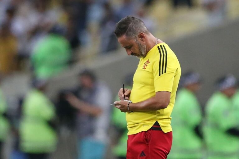 Flamengo discute demissão de Vítor Pereira e tenta reduzir valor da multa rescisória