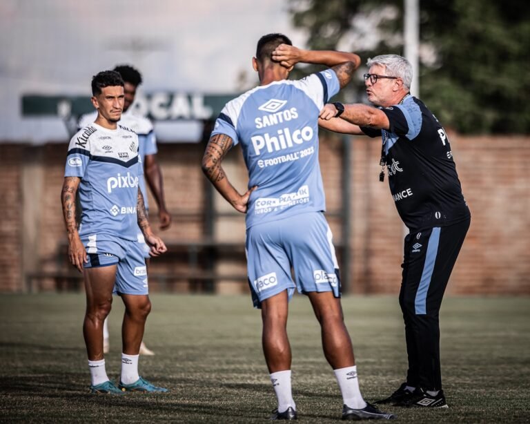 Para estreia na Sul-Americana, Hellmann define titulares