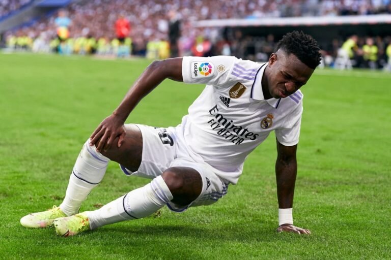 Vinícius Jr. é substituído com dores no joelho, mas Ancelotti tranquiliza
