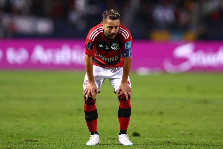 Everton Ribeiro deve voltar ao time titular do Flamengo contra o Internacional