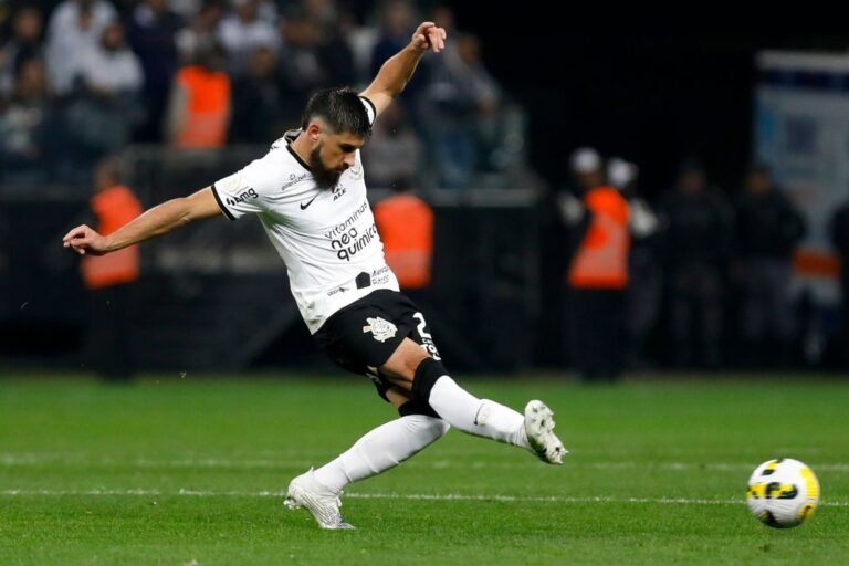 Alvo de clubes brasileiros, Bruno Méndez pede alto para renovar com Corinthians