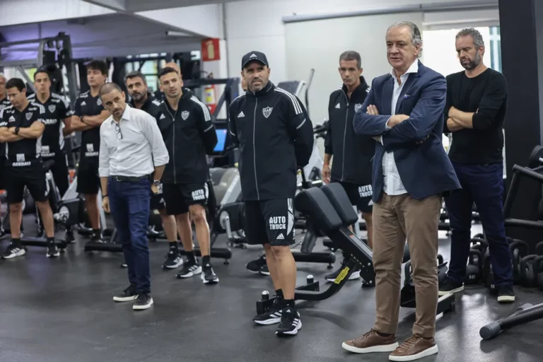Presidência do Atlético-MG tem reunião com Coudet e permanência do treinador é incerta
