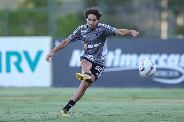 Igor Gomes fala sobre o trabalho de Coudet e defende a permanência do treinador