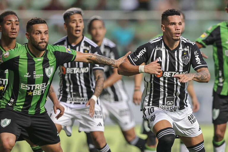 Árbitro de América e Atlético pode ser punido por invasão em pênalti de Hulk
