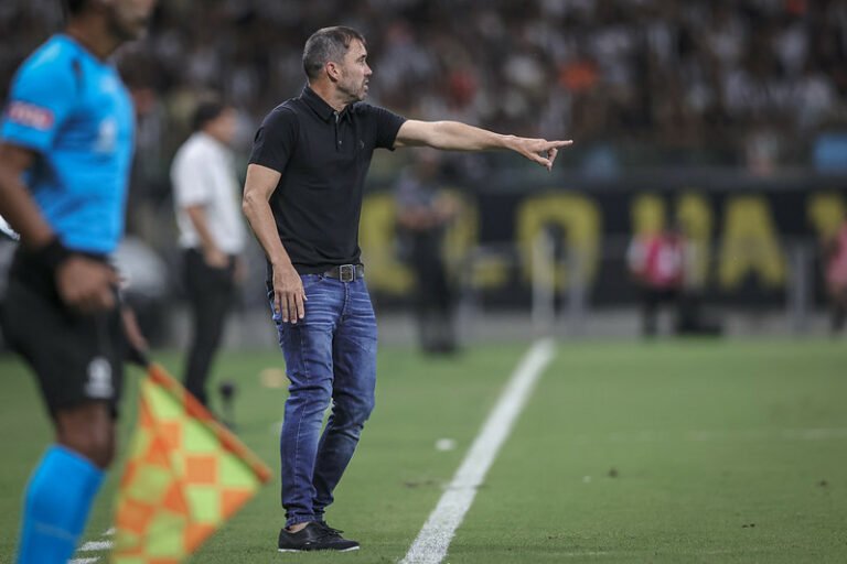 Eduardo Coudet comenta sobre vaias da torcida e promete foco na final estadual