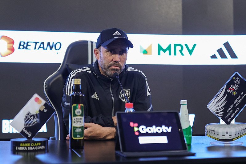 Coudet fica no comando do Atlético, reconhece erro em coletiva e afirma estar feliz no clube