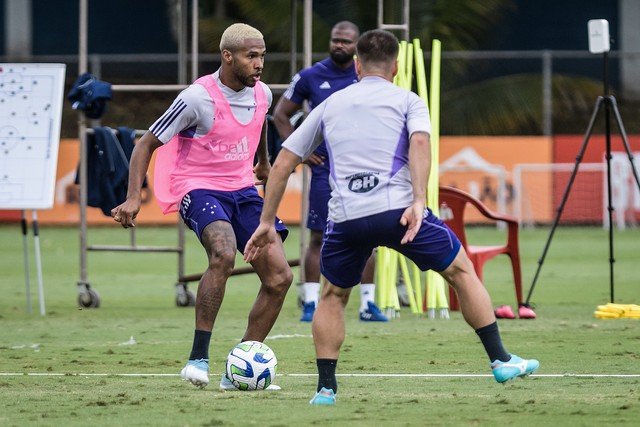 Perto de estreia na Copa do Brasil, Wesley e Reynaldo voltam a treinar no Cruzeiro