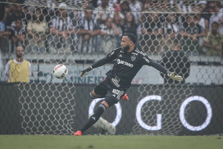 Everson critica situação do gramado do Mineirão e fala sobre estreia da Arena MRV