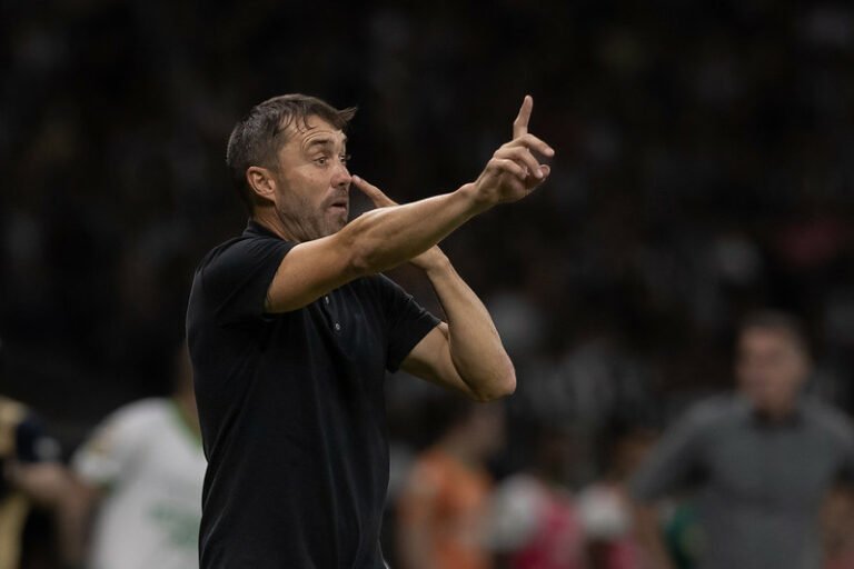 Eduardo Coudet quer ficar no Galo, e cúpula alvinegra terá nova conversa com o treinador