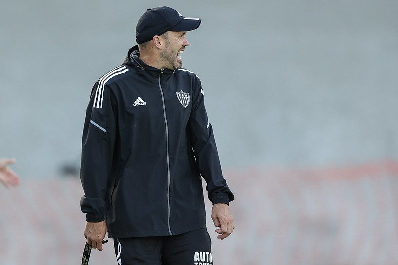 Presidente do Atlético-MG confirma permanência de Coudet e comenta chegada de reforços