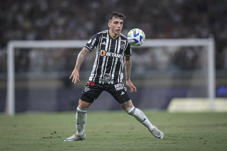 Após atingir metas, Atlético-MG prepara renovação com Renzo Saravia até dezembro