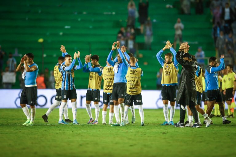 Atenção, pedidos e motivação: os bastidores do Grêmio na estreia do Campeonato Brasileiro