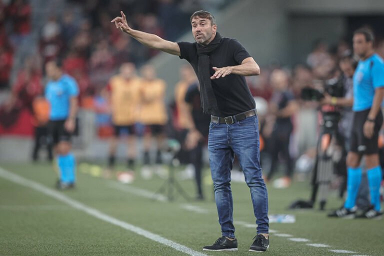 Eduardo Coudet comenta erros do Atlético-MG e critica pênalti a favor do Athletico