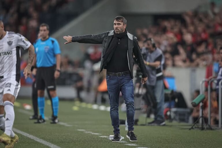 Mesmo após nova derrota, diretoria do Atlético-MG não pensa em demitir Coudet
