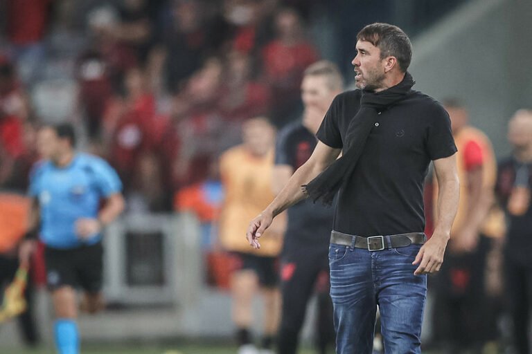 Eduardo Coudet é expulso após o fim de Athletico e Atlético, pela Libertadores