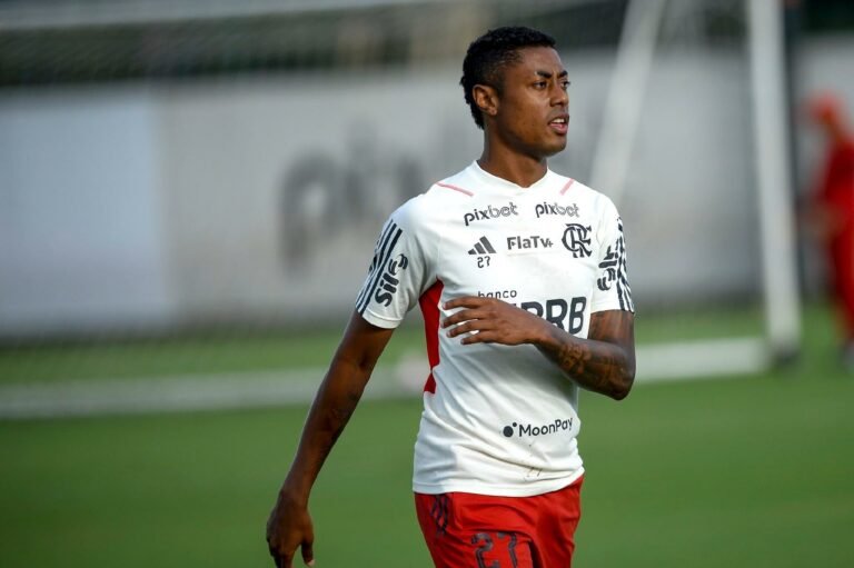Bruno Henrique, do Flamengo, está fora do duelo contra o Maringá por tendinite no joelho