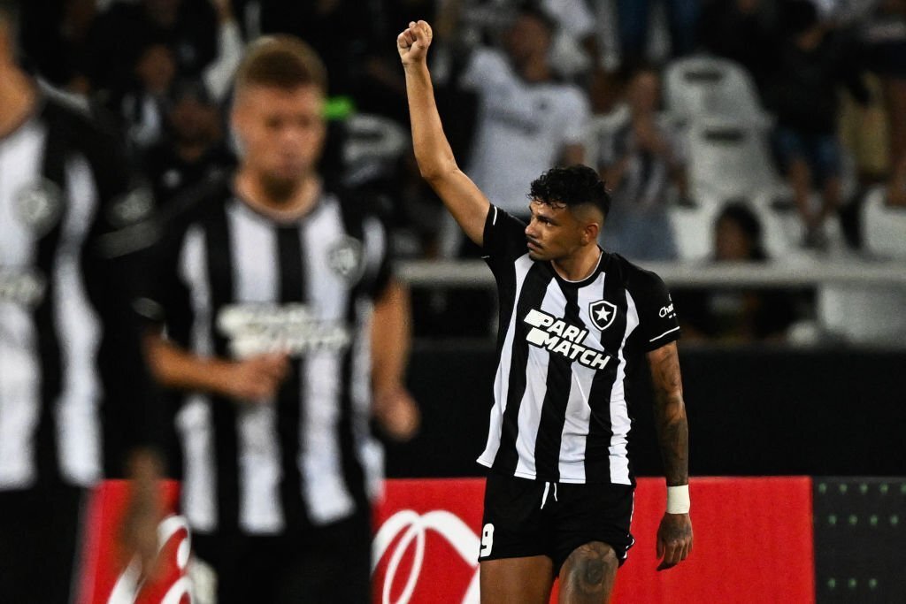Botafogo consegue liberação para Tiquinho Soares e Marçal jogarem no Carioca