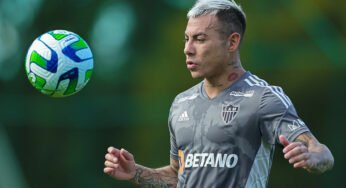 Eduardo Coudet reforça importância de Vargas no elenco e defende o atacante dos protestos