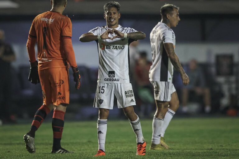Zaracho dedica gol à familiares e fala em momento difícil na temporada