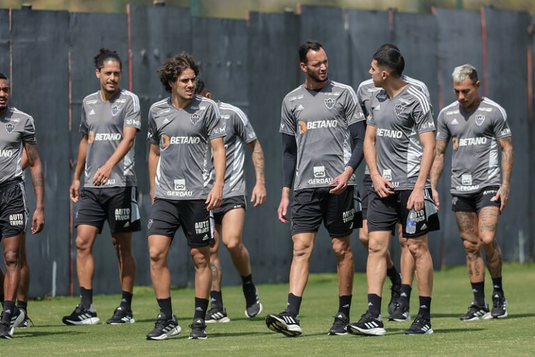 Atlético-MG planeja corte em folha salarial do elenco e jogadores podem deixar o clube
