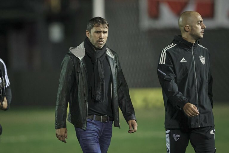 Sem treinador, Corinthians considerou proposta por Eduardo Coudet, do Atlético-MG