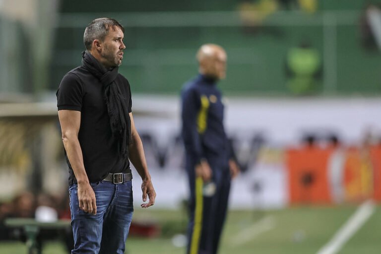 Coudet comenta situação física de Hulk e fala sobre primeira vitória no Brasileirão