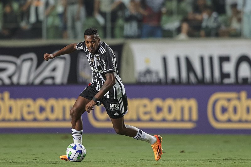 Edenilson fala sobre primeira vitória no Brasileirão e entrosamento com ataque alvinegro